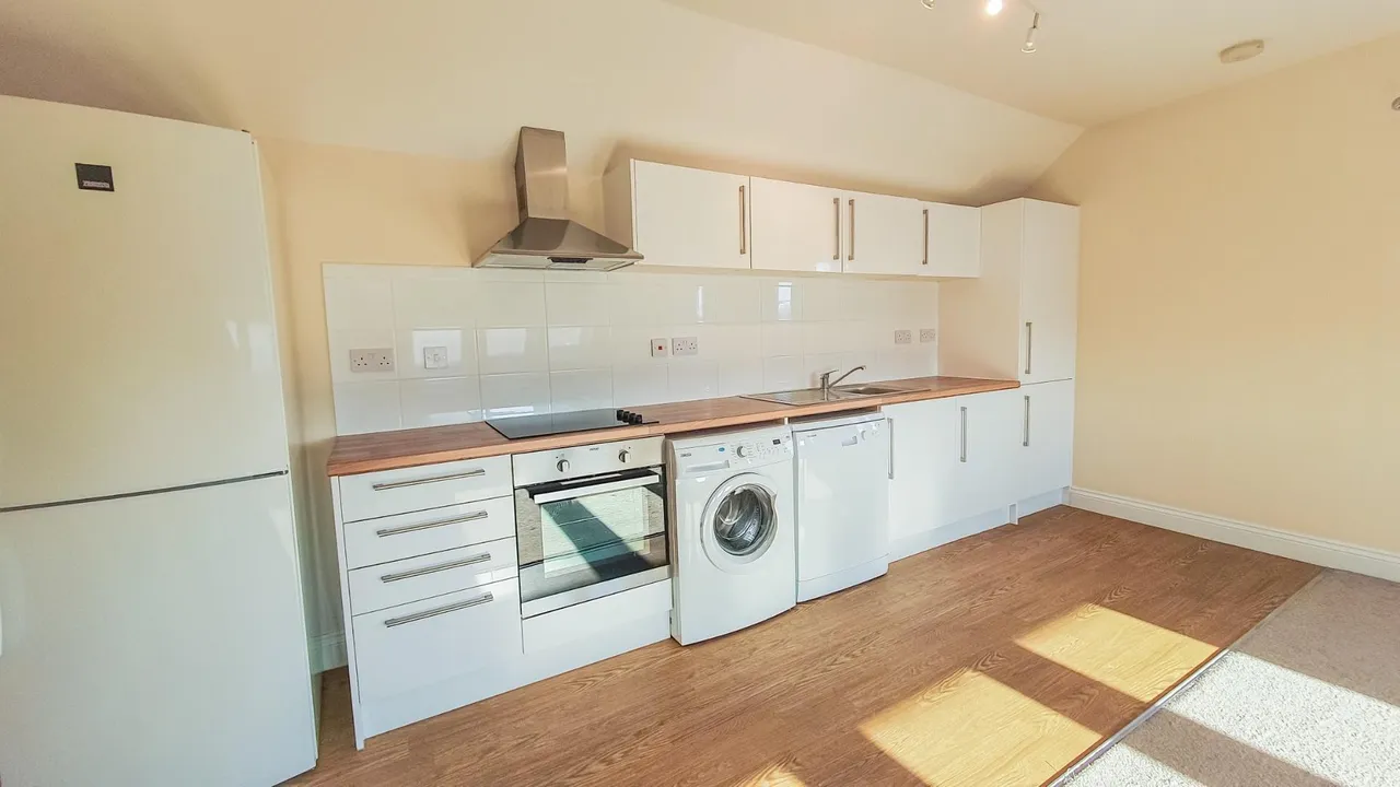 Willow Tree Lodge Cozens Lane East, Wormley, Herts EN10 6GQ, photo 5