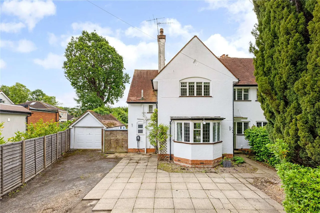 4 bed house for sale — Steels Lane, Oxshott, Leatherhead, Surrey, KT22 0RF