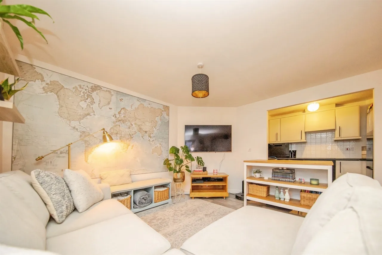 2 bed flat for sale — Alnesbourn Crescent, Ipswich