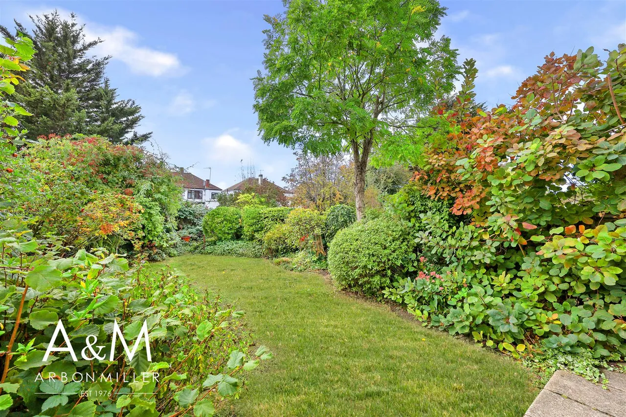 The Glade, Clayhall, IG5, photo 2