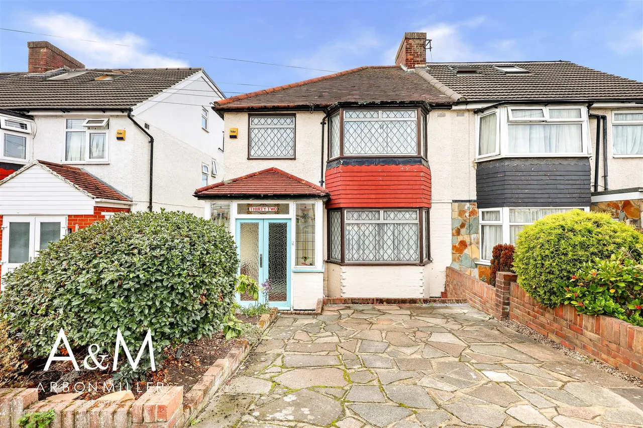 3 bed property for sale, The Glade, Clayhall, IG5