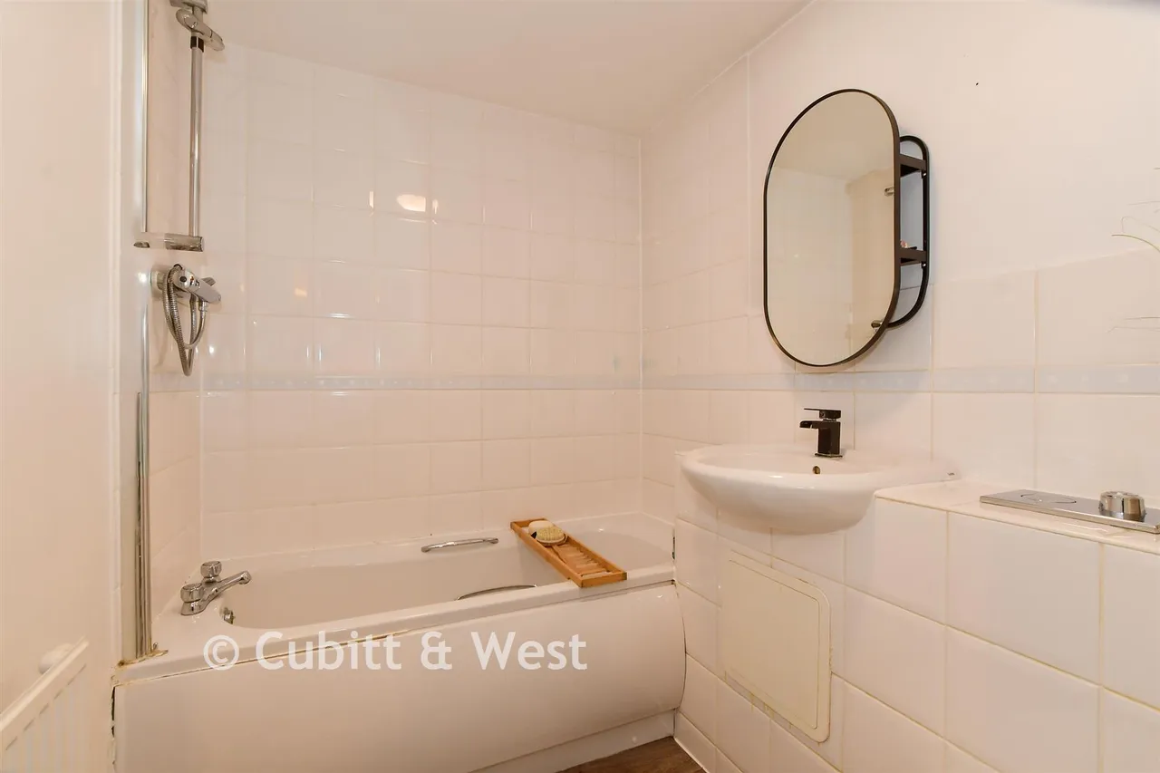 Commonwealth Drive, RH10, photo 9
