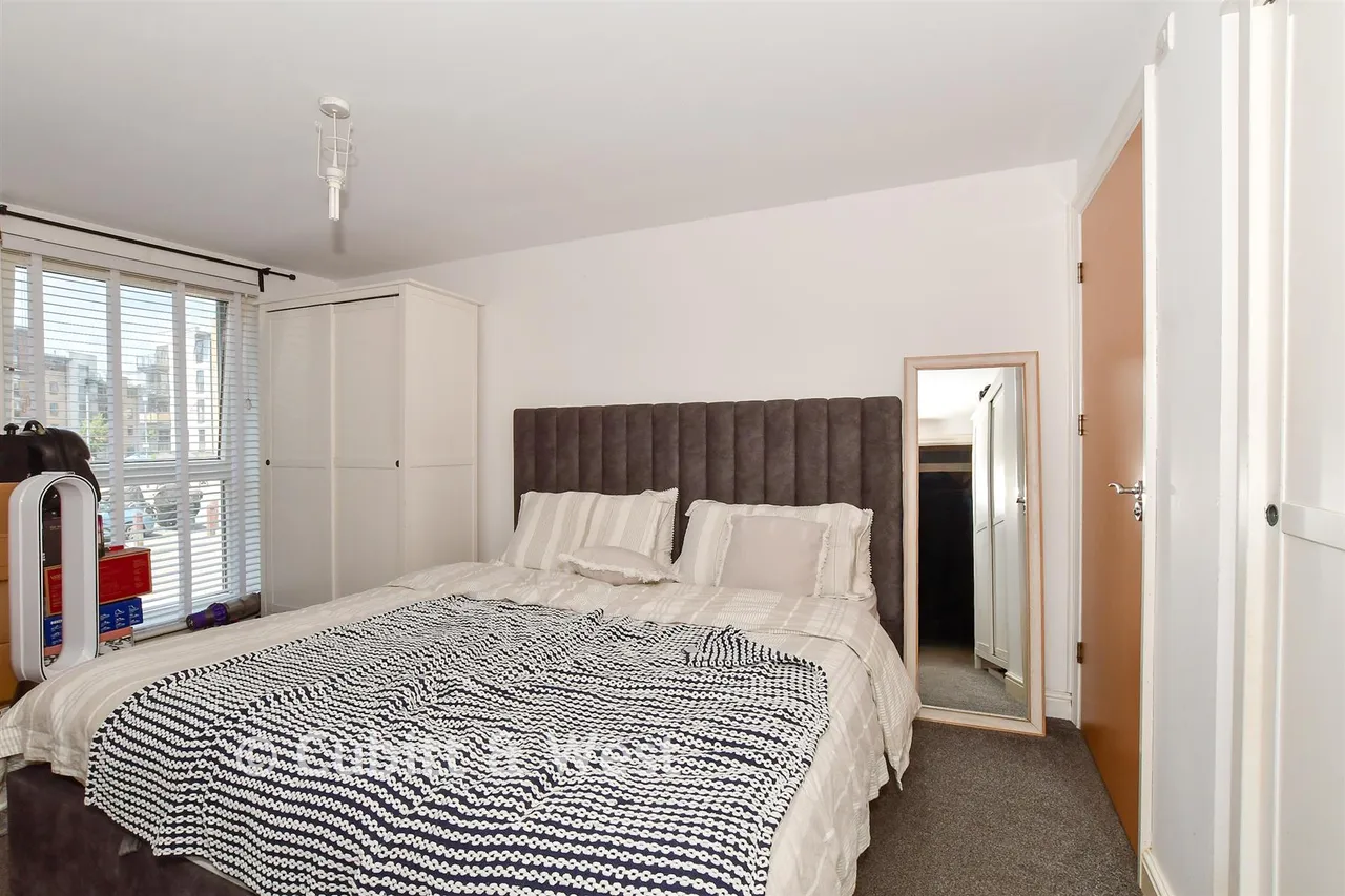 Commonwealth Drive, RH10, photo 7