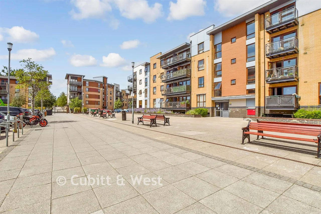 Commonwealth Drive, RH10, photo 11