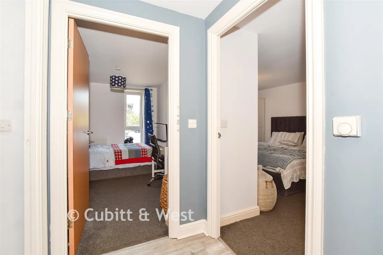 Commonwealth Drive, RH10, photo 6