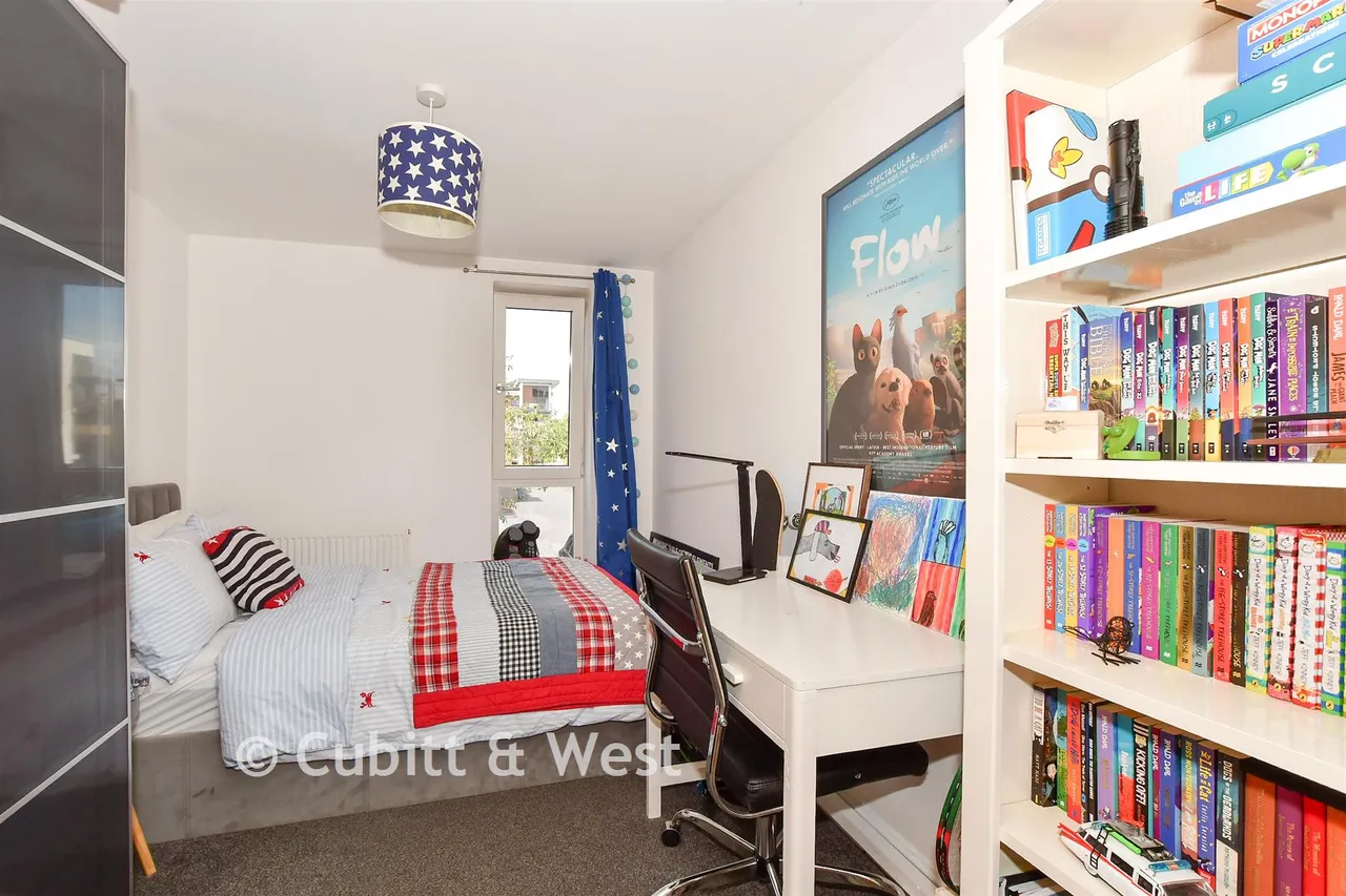 Commonwealth Drive, RH10, photo 8