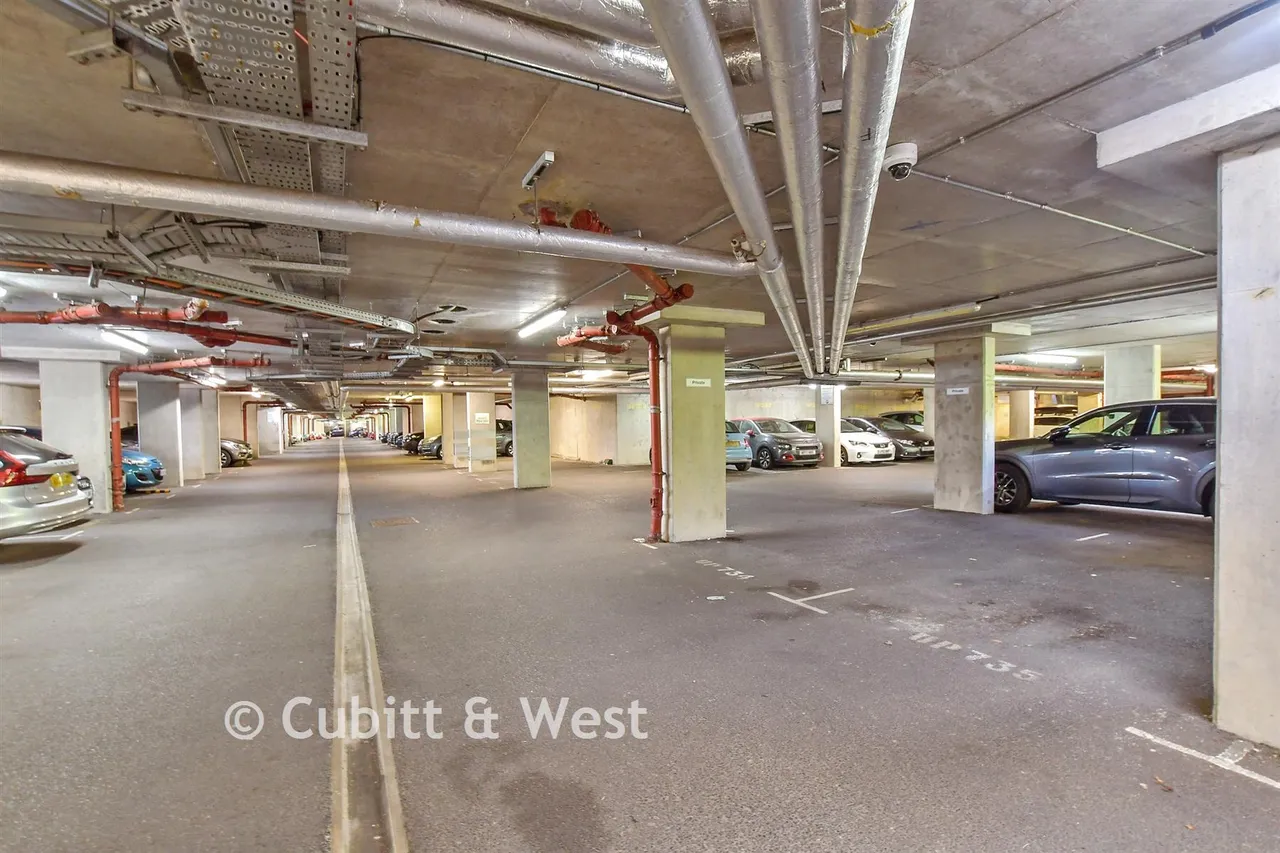 Commonwealth Drive, RH10, photo 10
