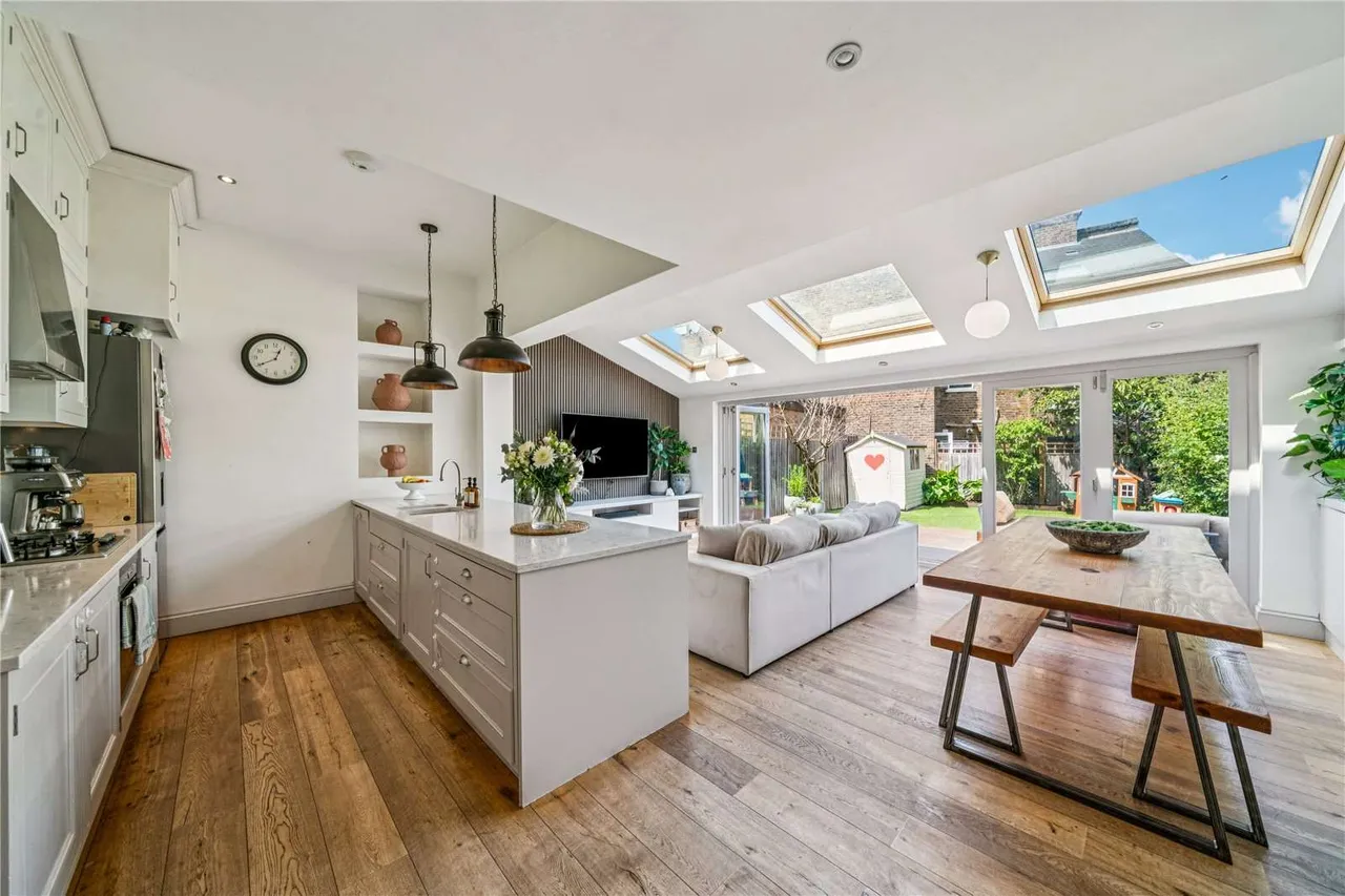 2 bed flat for sale — Elms Crescent, London, SW4 8RA