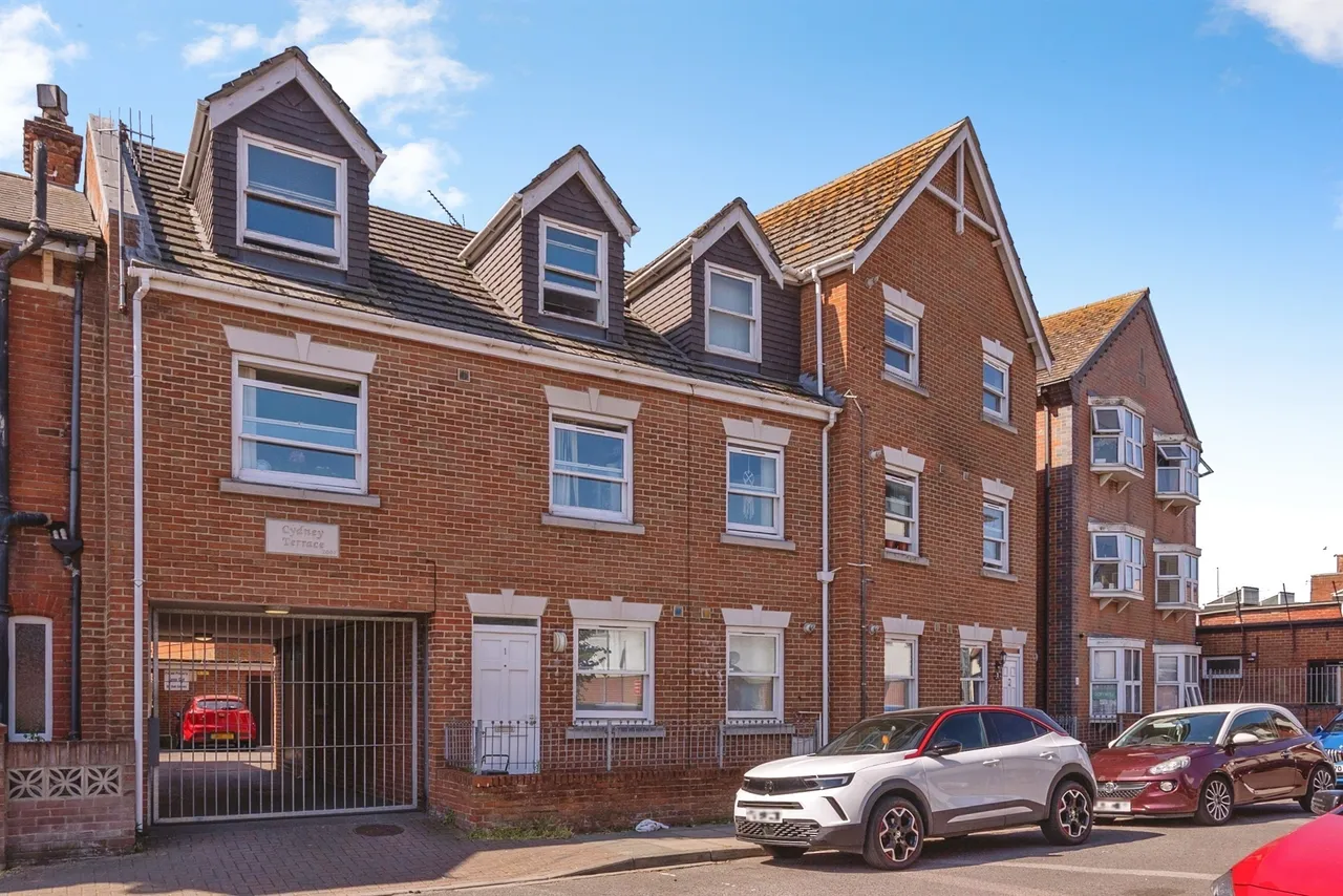 2 bed flat for sale — Sandringham Road, Portsmouth