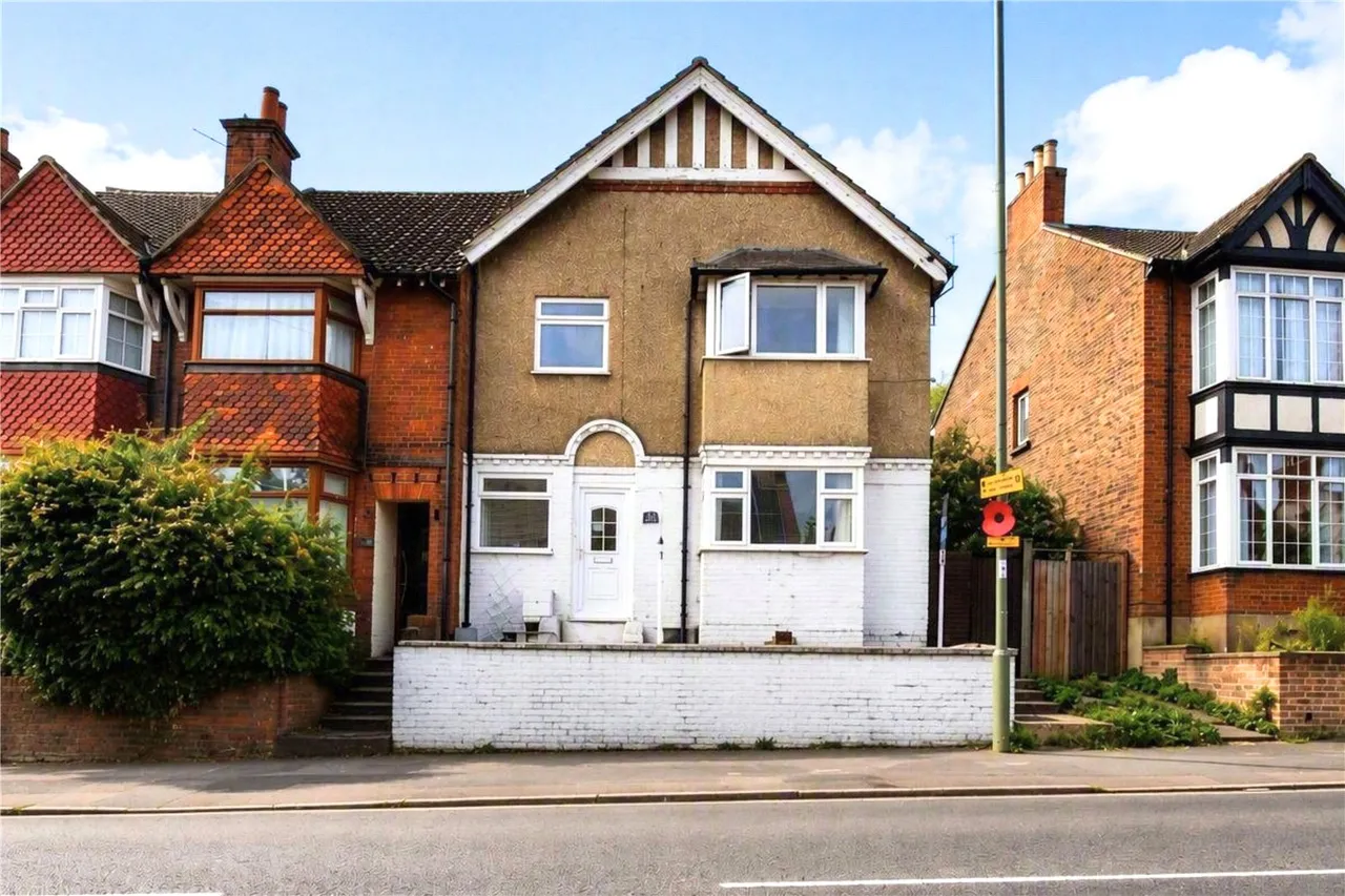 2 bed flat to rent — Ash Road, Aldershot, Hampshire, GU12 4EZ