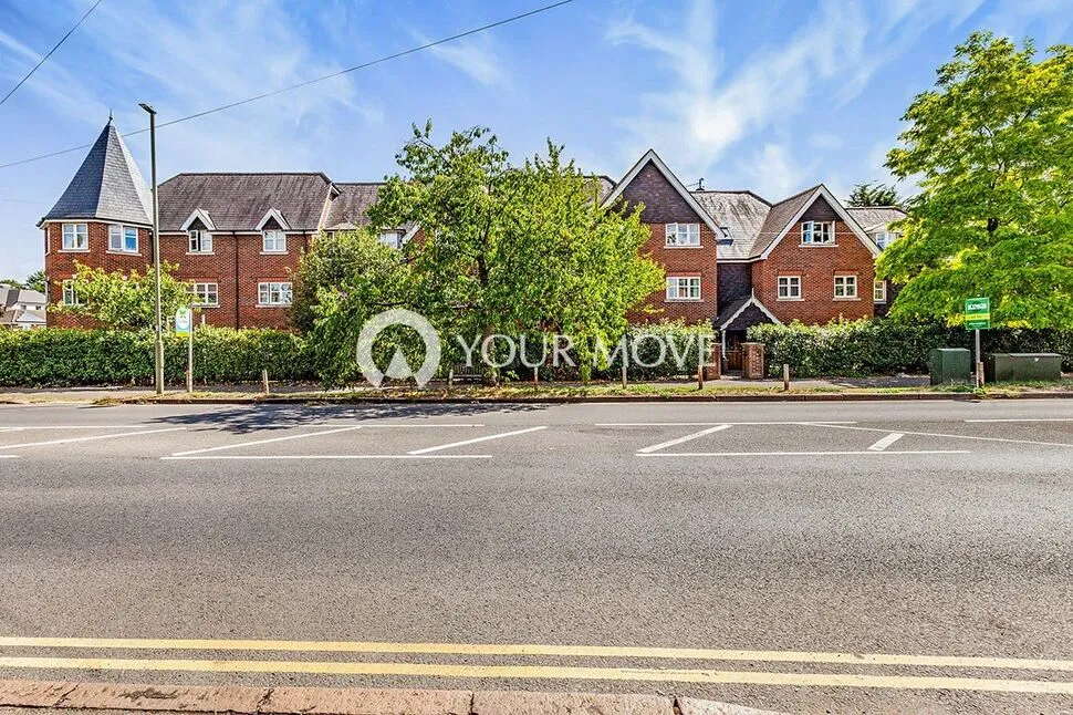 2 bed flat to rent — Albany Place, Egham, Surrey, TW20