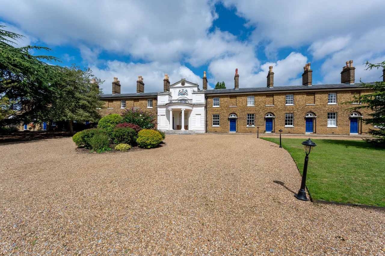 10 Goldsmiths Buildings, East Churchfield Road, London, photo 12
