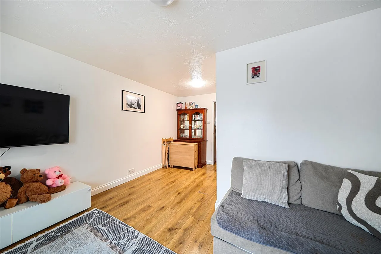 Conifer Way, Wembley, photo 3