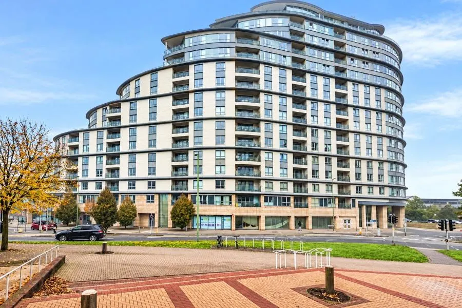 2 bed flat for sale, Station Approach, Woking, GU22