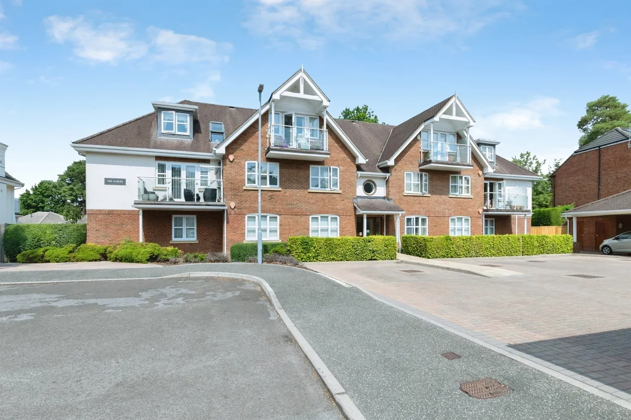 2 bed flat for sale — Manor Close, Ferndown