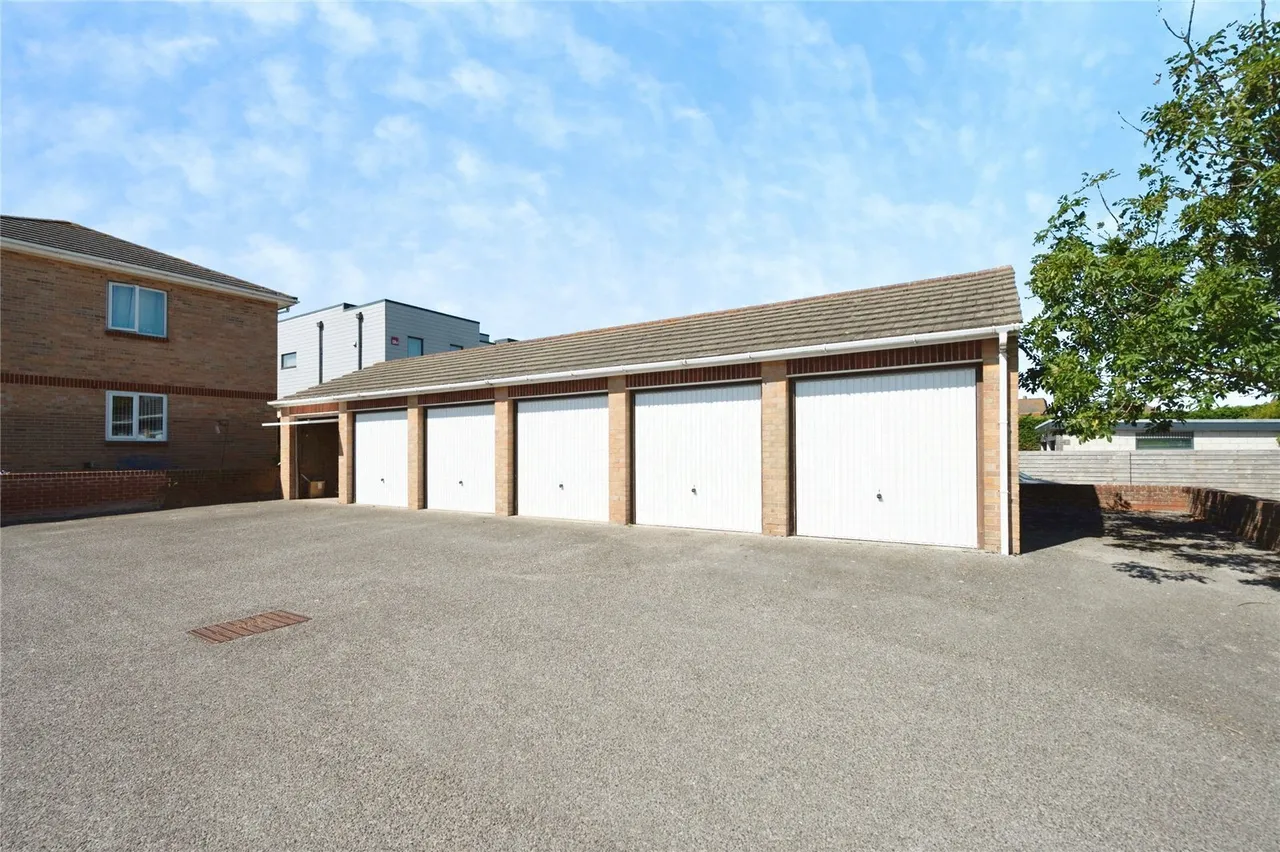 Southwood Road, Hayling Island, PO11, photo 8
