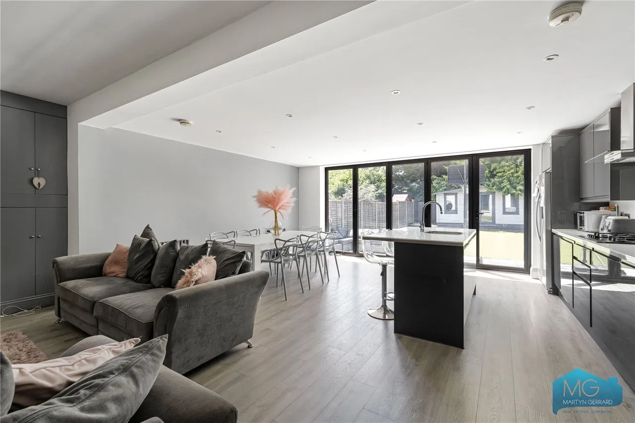 3 bed house for sale, Petworth Road, London, N12