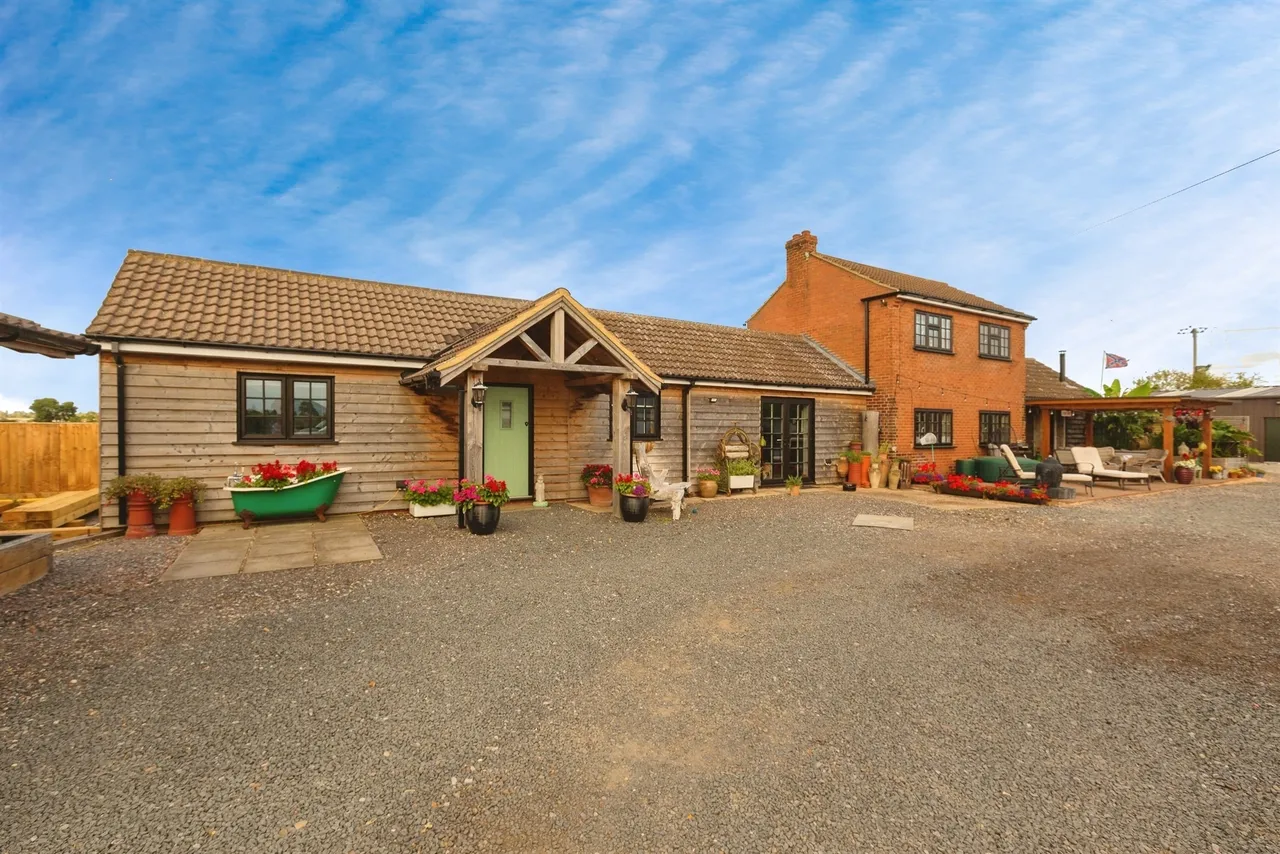 3 bed house for sale — Cheddington Lane, Tring