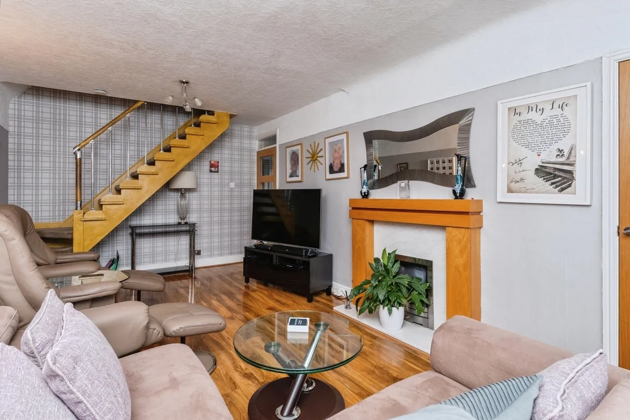 Adam Avenue, Great Sutton, CH66, photo 9
