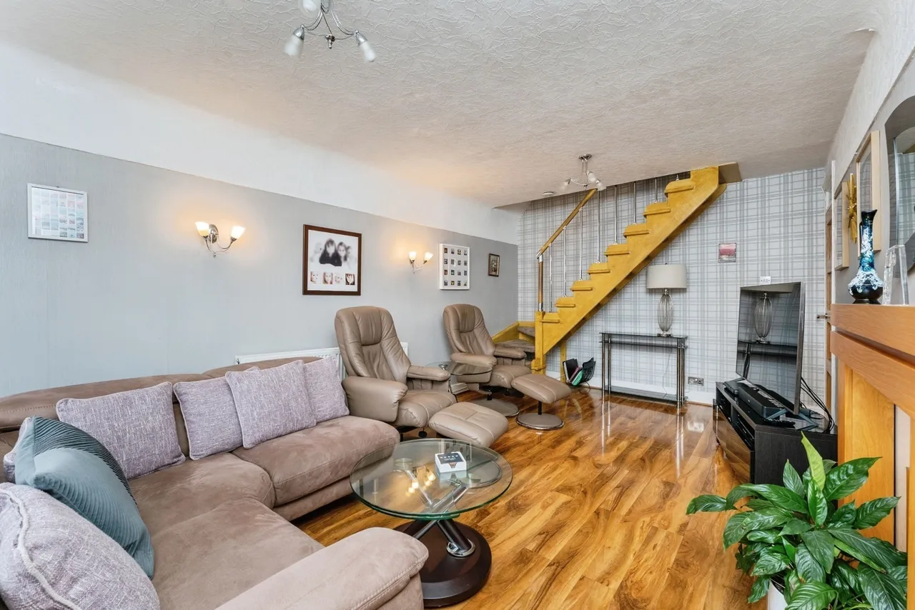 Adam Avenue, Great Sutton, CH66, photo 2