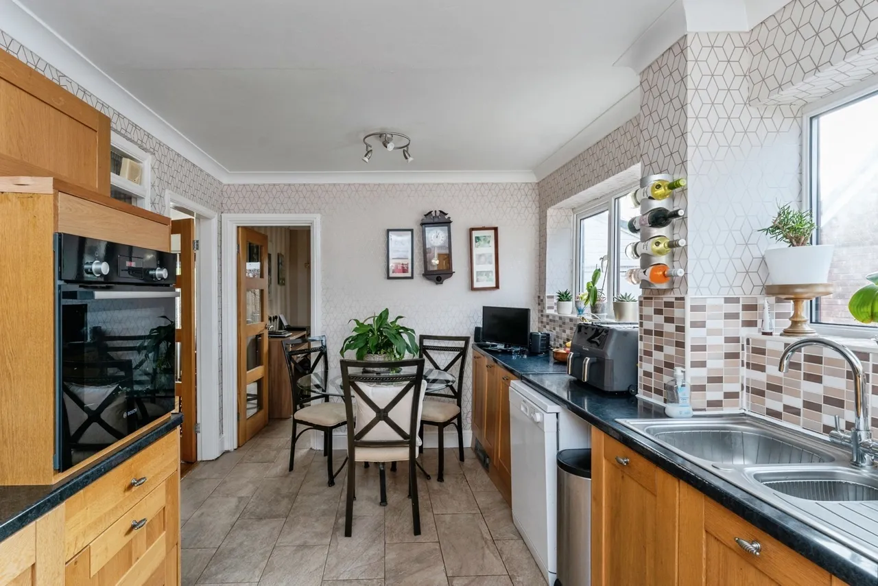 Adam Avenue, Great Sutton, CH66, photo 6