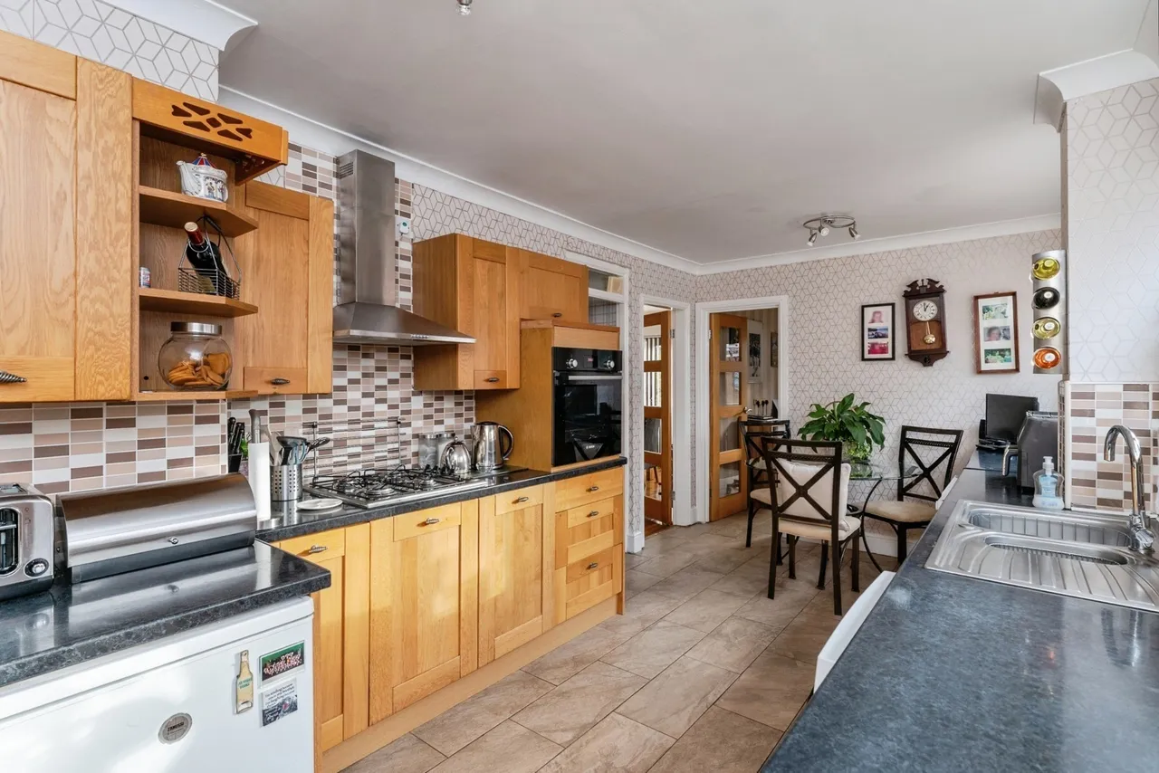 Adam Avenue, Great Sutton, CH66, photo 4