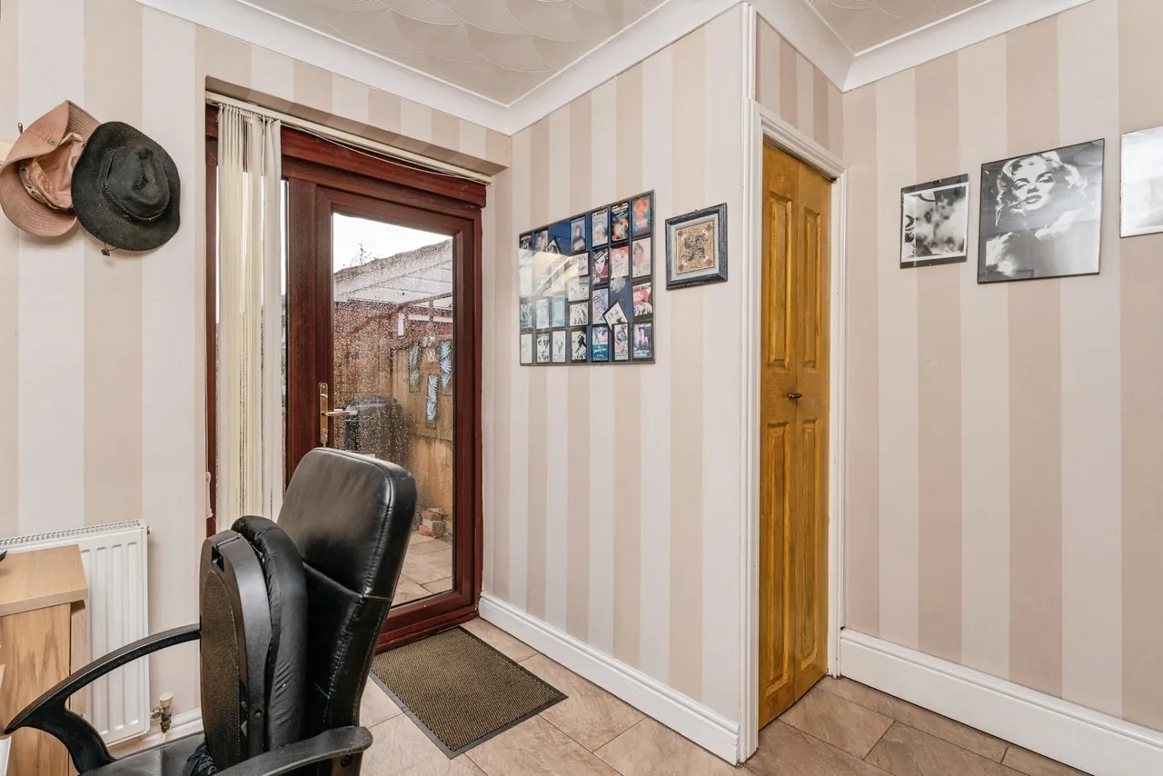 Adam Avenue, Great Sutton, CH66, photo 8
