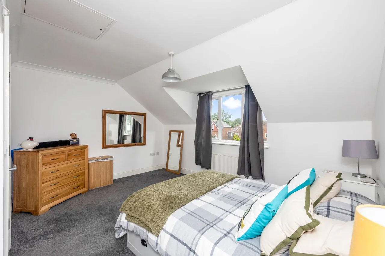 Dew Pond Close, Horsham, RH13, photo 13