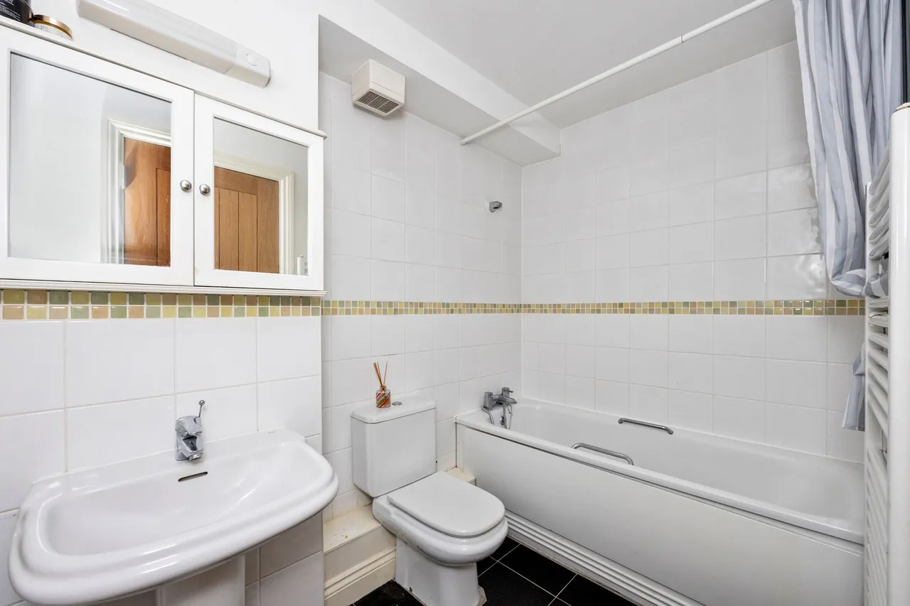 Dew Pond Close, Horsham, RH13, photo 15