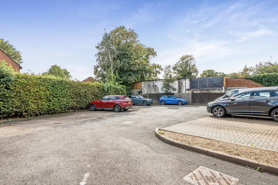 Staines Road, Feltham, TW14, photo 15
