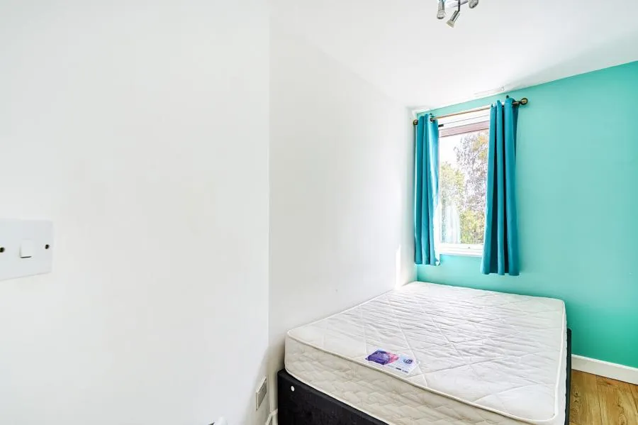 Staines Road, Feltham, TW14, photo 11