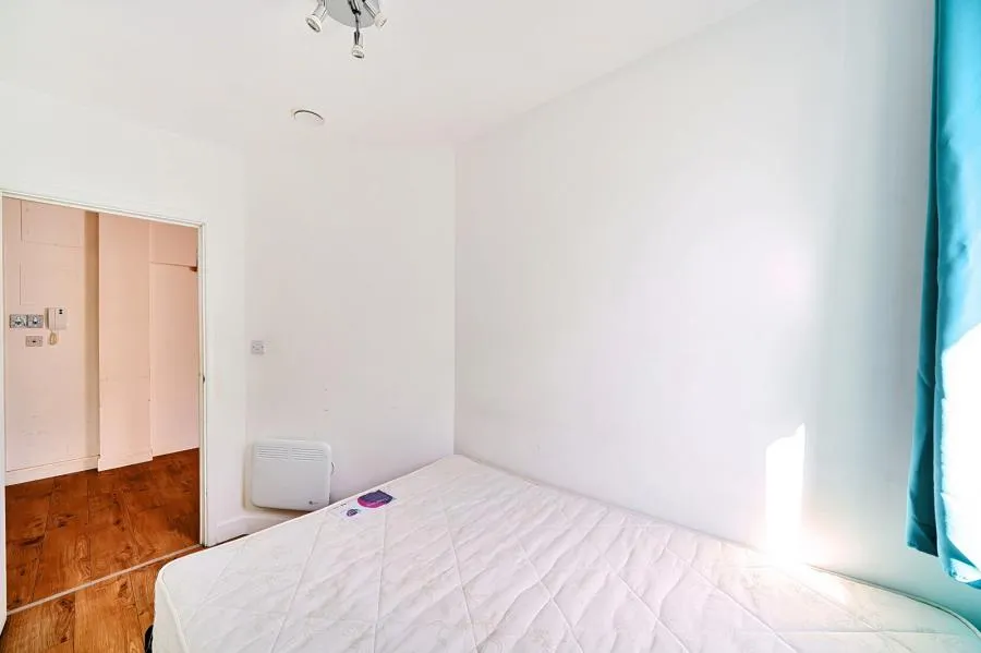 Staines Road, Feltham, TW14, photo 10