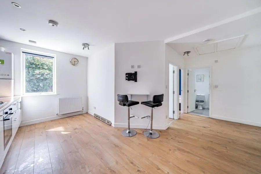 Staines Road, Feltham, TW14, photo 2