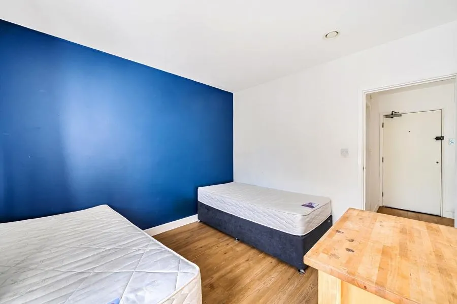 Staines Road, Feltham, TW14, photo 8