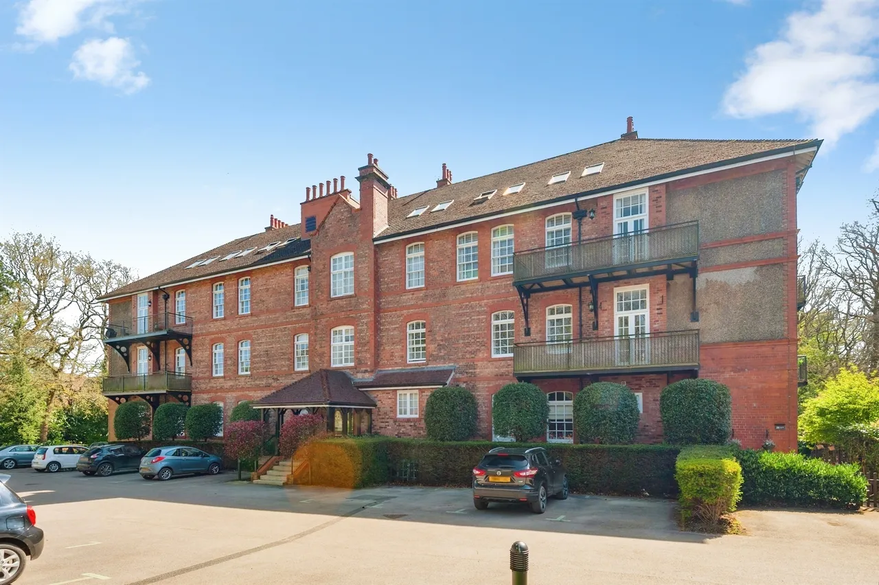 3 bed flat for sale — Kingswood Park, Kingswood, Frodsham