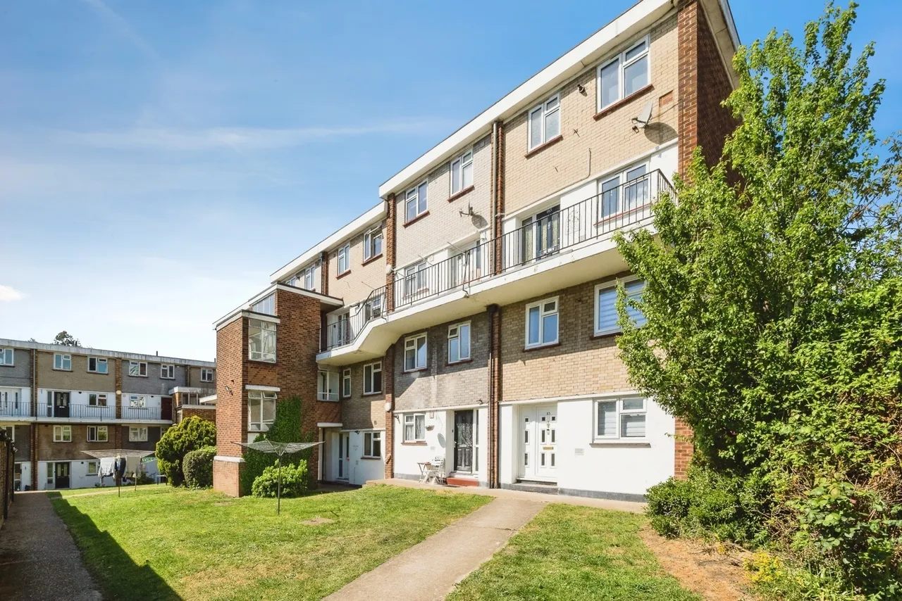2 bed flat for sale — Victor Walk, Hornchurch, RM12
