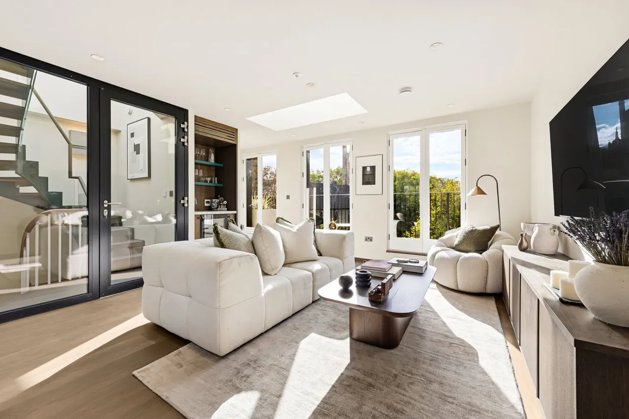 3 bed flat for sale, Brompton Square, Knightsbridge, SW3