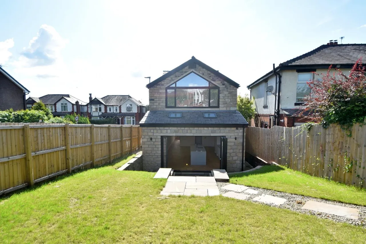 Walmersley Road, Walmersley, Bury, Lancashire, BL9 6QT, photo 2