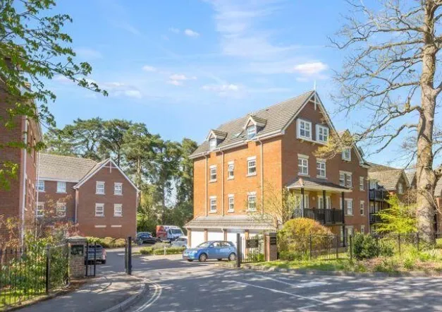 2 bed flat for sale, Worth Park Avenue, Crawley, RH10