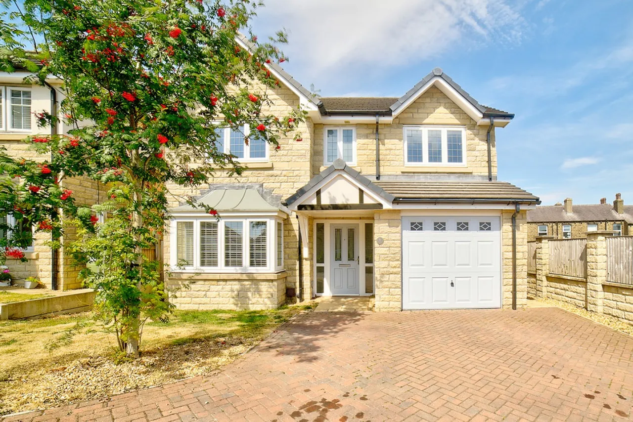 4 bed house for sale — Century View, Golcar