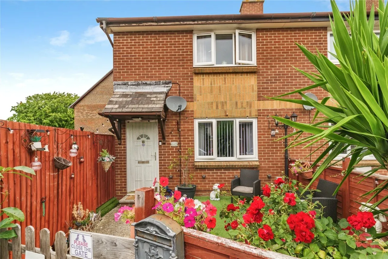 2 bed house for sale, Cross Street, Newport, PO30
