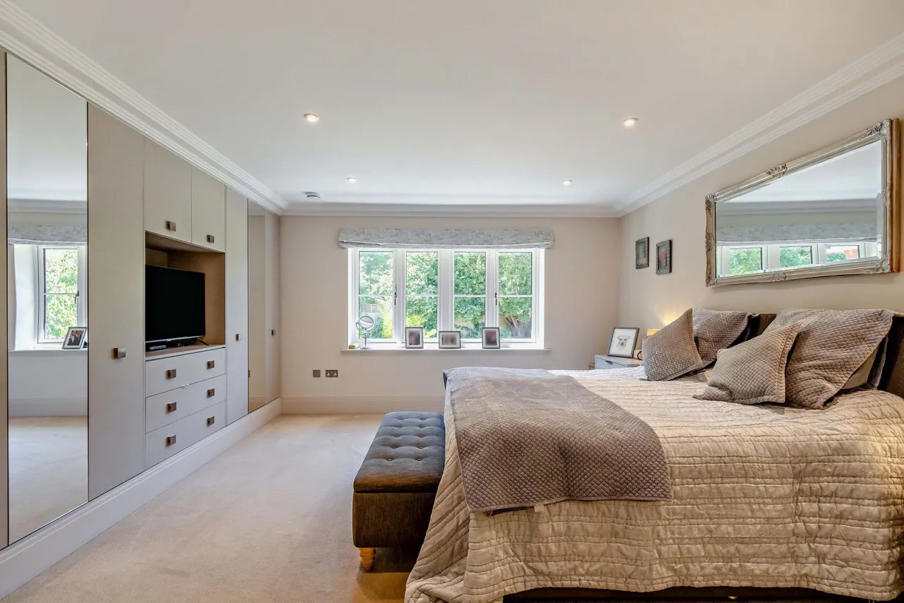 Bagshot Road, West End, GU24, photo 14