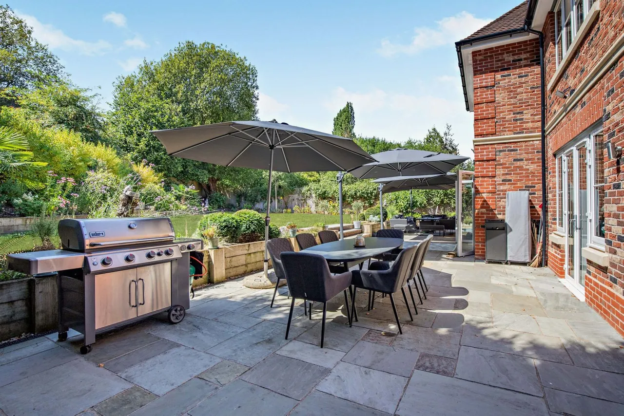 Bagshot Road, West End, GU24, photo 23