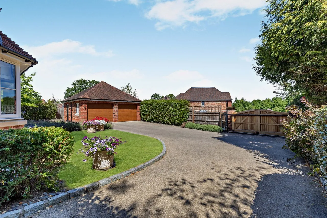 Bagshot Road, West End, GU24, photo 26
