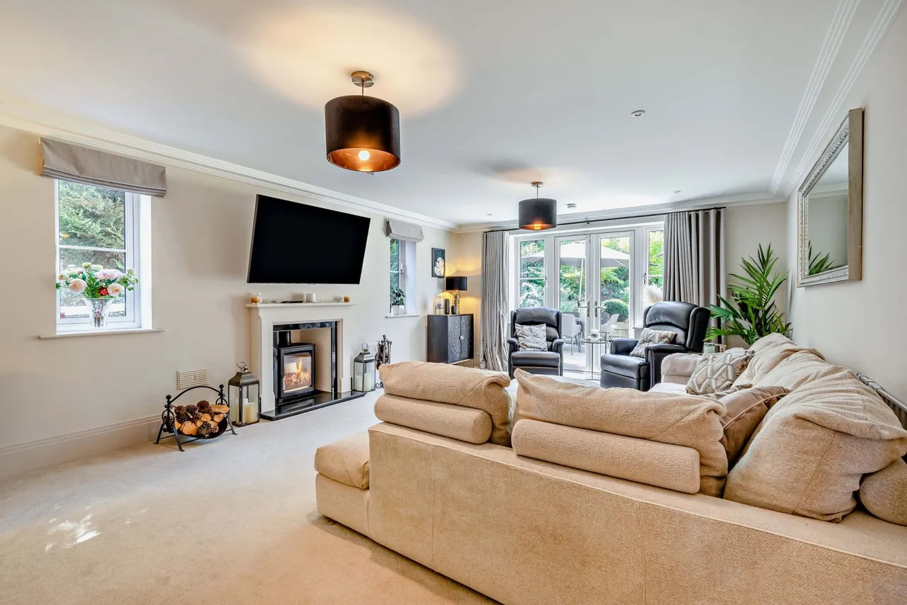 Bagshot Road, West End, GU24, photo 7