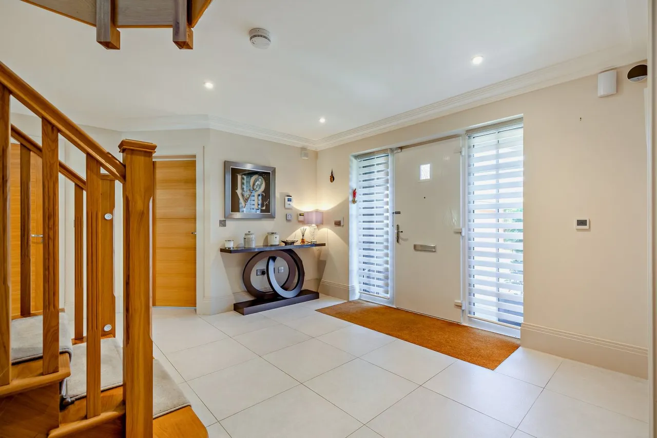 Bagshot Road, West End, GU24, photo 11