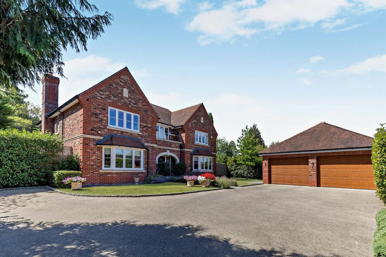 Bagshot Road, West End, GU24, photo 25