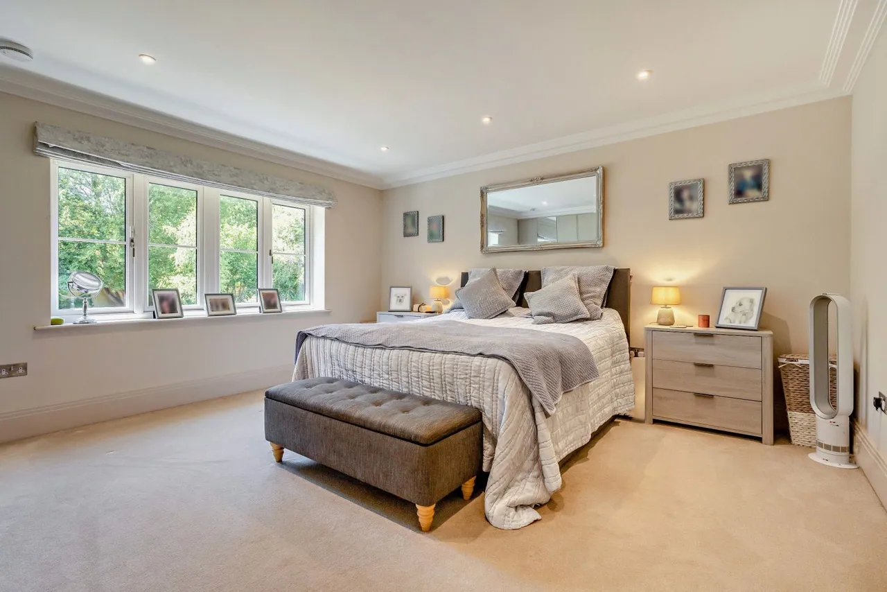 Bagshot Road, West End, GU24, photo 13