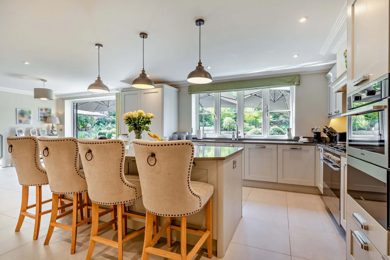 Bagshot Road, West End, GU24, photo 4