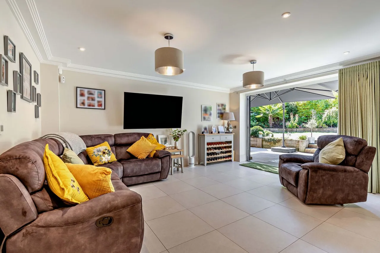 Bagshot Road, West End, GU24, photo 12